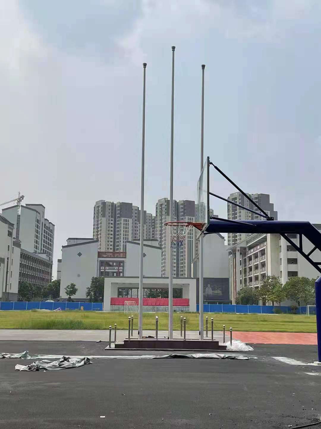 桂城中学的12米和12.8米旗杆安装